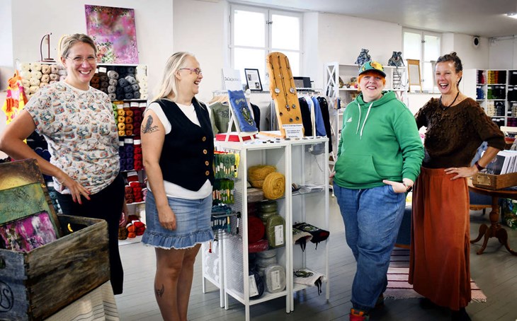 Sex textilkreatörer gläds åt att tillsammans få öppna eget i Forssa. De är från vänster:  Emma Thyberg, Tina Lundin, Elvira Byberg och Katarina Sundström Rask. Även Helen Hulting och Emma Virsén hör till gänget men var inte med när bilden togs. Foto: Karin Diffner