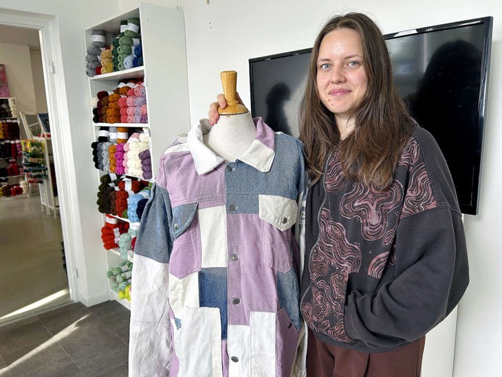 Alma Carlsson Dahlström hyr in sig på designtorget med sina alster, till exempel denna jacka som är sydd av gamla byxor. Foto: Karin Diffner