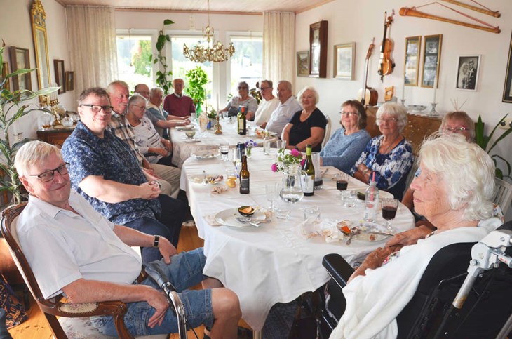 Runt bordet sitter: Per-Arne Thunander, Johan Torneheim, Göran Green, Ulla Green, Timo Kaipe, Görel Sölver, Carl Einar Sölver, Gudrun Högberg, Gunnel Eriksson, Stig Torneheim, Anna Stina Dahlrot Torneheim, Maj-Britt Kaipe, Britta Jonsson, Inger Thunander och Britt Åhgren. Foto: Maria Karlsson