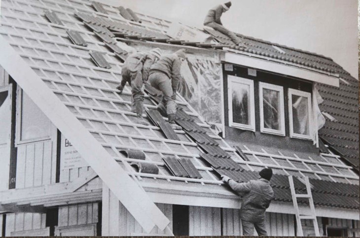 Ofta hjälptes grannarna åt när husen byggdes på 1970-talet. Här sitter Inger Thunander högst upp på taket till deras hus. Foto: privat