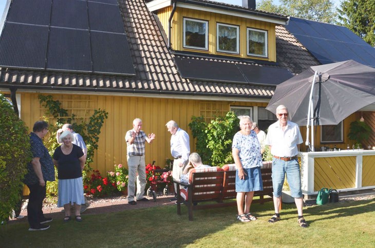 Inger och Per-Arne Thunander utanför sitt hus i dag. Grannarna är också med på bilden. Foto: Maria Karlsson