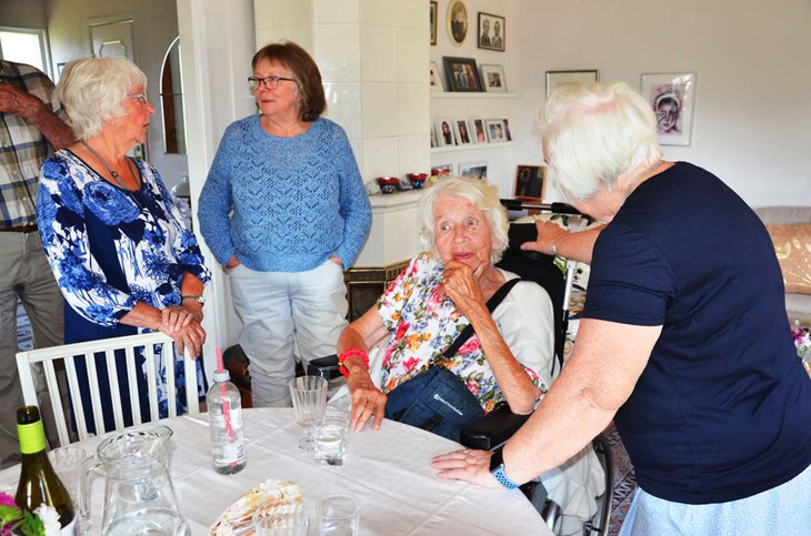Britt Åhgren i rullstol har hunnit bli 92 år. Här tillsammans med Britta Jonsson, Maj-Britt Kaipe och Anna Stina Dahlrot Torneheim. Foto: Maria Karlsson