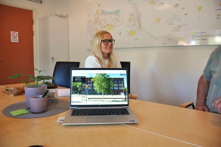 Linda Nilsson visar fastigheten i Koppardalen där både Corneliusskolan och företaget Betongteamet kommer att husera. Foto: Lisa Björklund