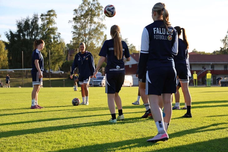 "Jag tycker att vi har en så mycket tydligare spelidé nu. Att vi faktiskt spelar fotboll och alla spelare blir utbildade till fotbollsspelare", säger Ingrid Landén. Foto: Malin Westling