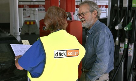 Bilister fick däcken kollade