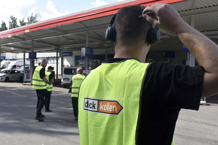 I år valde NTF att anordna Däckkollen vid en servicestation. Valet föll på OKQ8 på Bygatan i Borlänge. "Tanken var att även ha en kontroll i Falun men vi mäktade inte med det", säger Johan Moberg från NTF Dalarna. Foto: Pär Sönnert