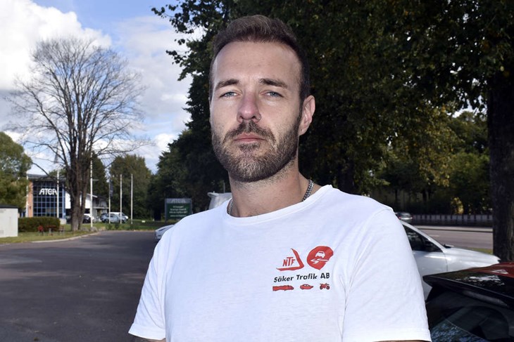 "Generellt sett så går folk för länge utan att kolla lufttrycket i däcken. Dessutom är det många som överskattar sina däck", säger Johan Moberg, från NTF Dalarna. Foto: Pär Sönnert
