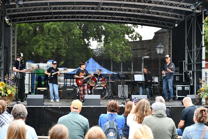 Det svängde ordentligt när Kulturskolans rockband intog stora scenen på Rådhustorget. 