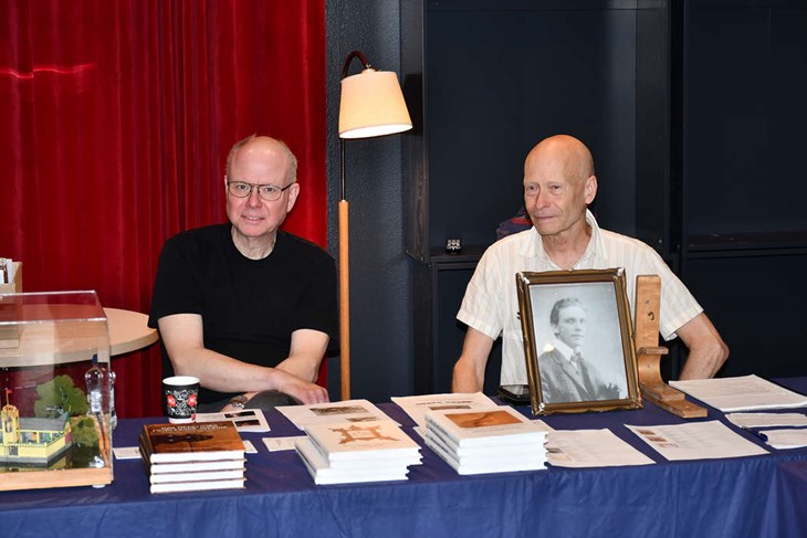Mats Andersson och Lars Holmsved från föreningen Hantverk och design befann sig på Hedemora stadsbibliotek för att sälja böcker och informera om föreningen. 