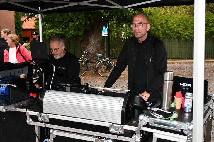 Magnus Säterlind och Stefan Hedberg skötte ljudet till stora scenen på Rådhustorget. 