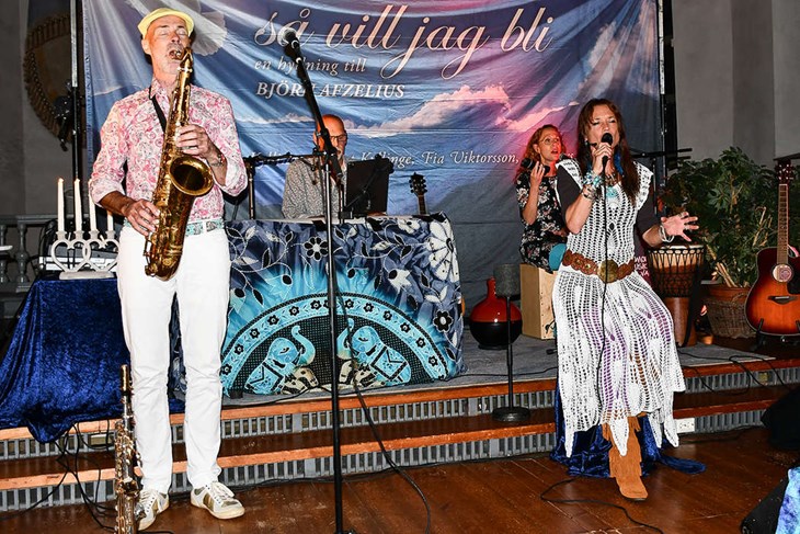 Bengt Kyllinge, Anders Larm, Fia Viktorsson och Cecilia Kyllinge fyllde kyrkan med sin Björn Afzelius-hyllning. 