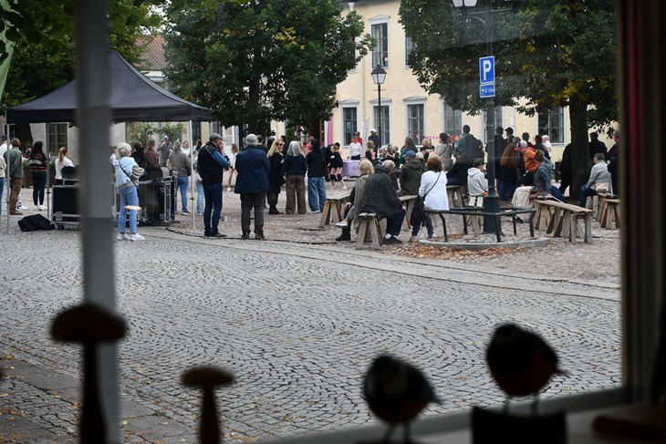 Rådhustorget sett genom fönstret hos Formspråk Dalarna.
