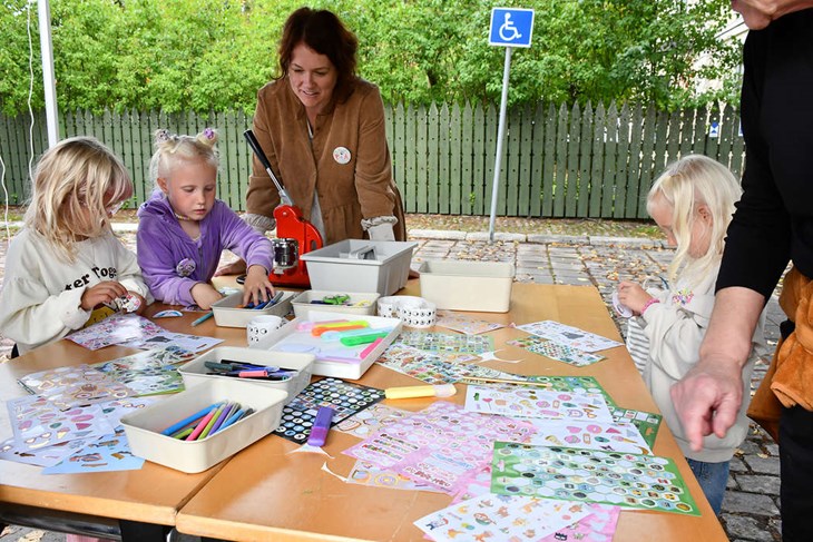 Pia Rudolfsson hjälpte barnen att göra sina egna pins. 