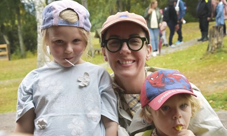 Trots gråväder – färgstark familjedag på Dössberget