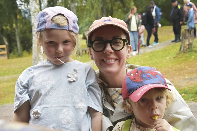 Trots gråväder – färgstark familjedag på Dössberget