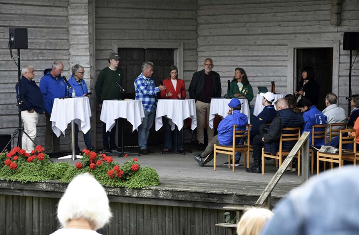 I samband med familjedagen arrangerade Bjursås sockenråd en valdebatt med representanter från Falupolitiken. Moderator för debatten var tidningens redaktionschef Charlotte Pettersson. Foto: Sonny Jonasson