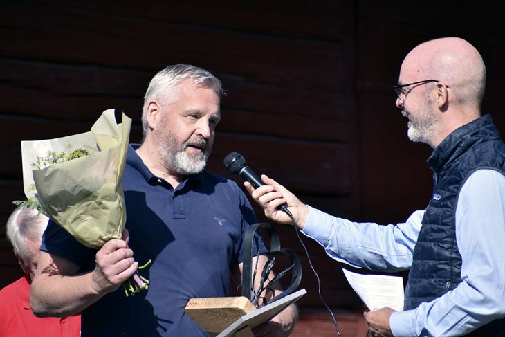 Jonny Gahnshag, enhetschef för näringslivsutveckling inom Region Dalarna, delade ut Årets Skördefesthjärta till Lennart Karlsson, vd för Skafferi Dalarna. Foto: Pär Sönnert