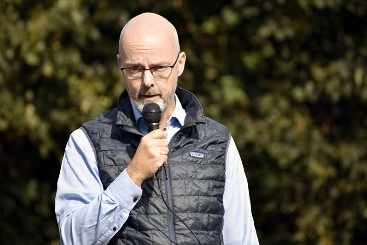 Jonny Gahnshag, enhetschef för näringslivsutveckling inom Region Dalarna, delade ut Årets Skördefesthjärta. Foto: Pär Sönnert