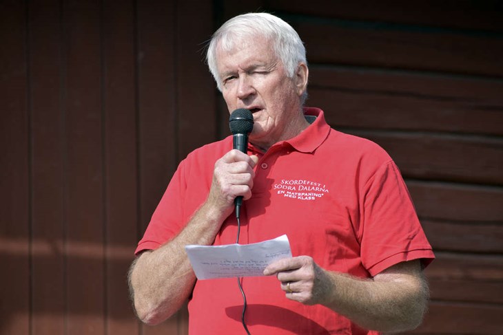 Thomas Arkeberg, från den ideella föreningen Skördefest i södra Dalarna, hälsade alla välkomna till invigningen av 2026 års skördefest. Foto: Pär Sönnert