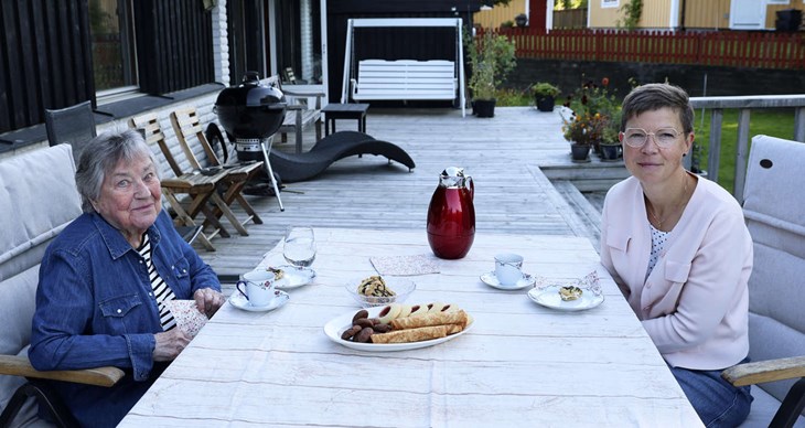 Verksamheten drivs ideellt och riktar sig till äldre som lever ensamma och som kan ha svårt att själva ta sig ut och träffa andra. Här träffas Lillian Heder och volontären Ellinor Wickström. Foto: Malin Westling