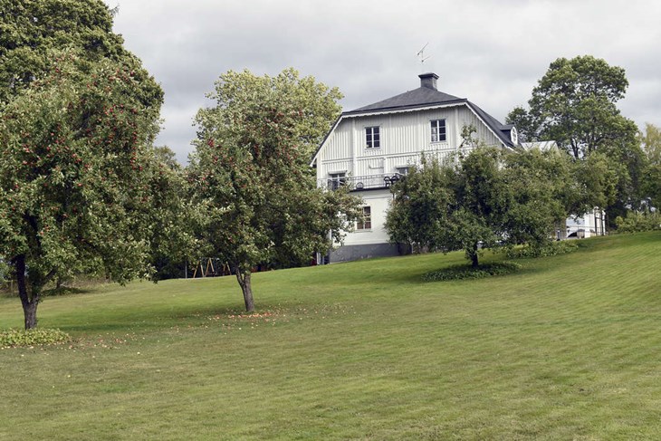 I parken mellan kyrkan och prostgården ska det sättas upp tält, där besökarna kan prova på olika aktiviteter. Foto: Pär Sönnert
