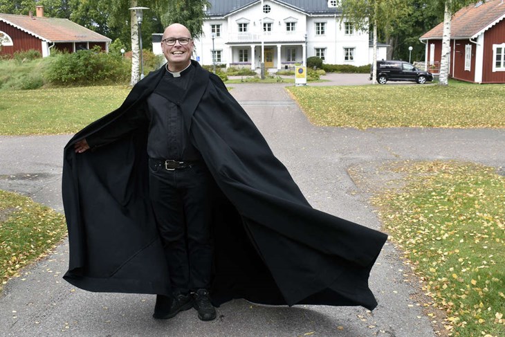 Lördagen den 19 september förvandlas Stora Tuna prostgård till Hogwarts. Barn- och ungdomsprästen Tomas Frylmark Storgård ska gestalta professor Snape, från Harry Potters universum. Foto: Pär Sönnert