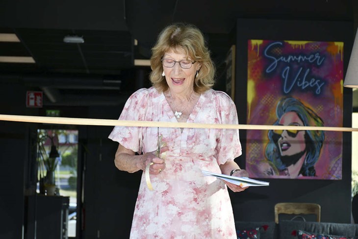 Agneta Andreasson Bäck, kultur- och fritidsutskottets ordförande, klippte bandet i samband med invigningen. Foto: Jens Wikholm
