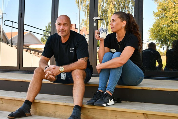 Peter Nilsson och Bea Myrzell på trappan till Strandgården. "Vi brukar få igenom våra idéer. Våra chefer litar på oss och tycker att vi gör ett bra jobb.", säger Peter Nilsson. Foto: Jens Wikholm