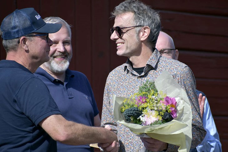 Daniel Küng fick en blombukett av Per-Anders Roslund. "Jag är nöjd med hans tavla och jag hoppas att han är nöjd med mig som odlare", säger Per-Anders. Foto: Pär Sönnert