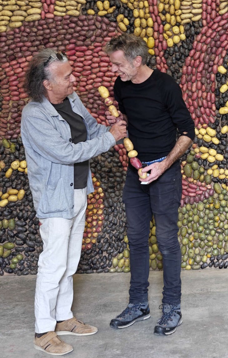 Karl H Kruse, som gjort de sju första potatistavlorna, lämnade över en stafettpinne (givetvis gjord av potatis) till sin efterträdare, Daniel Küng. Foto: Carola Kruse