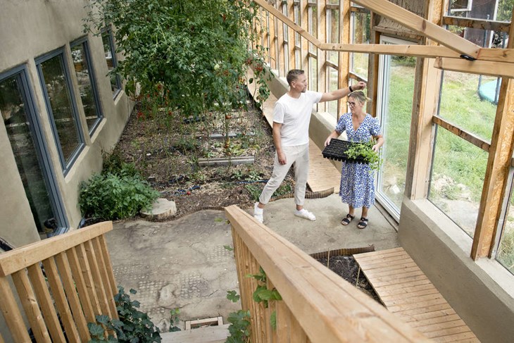 Hela fastigheten är nybyggd. Växthuset är integrerat i huset, men avskiljt med en mellanvägg. Foto: Sara Flodin