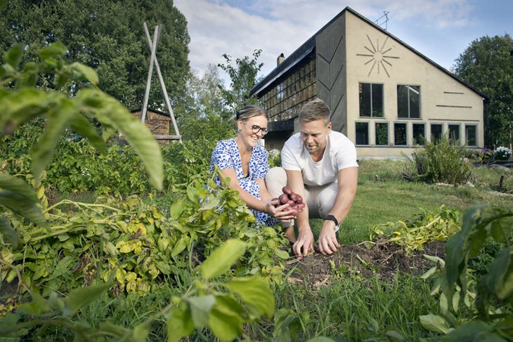 Paret har även stora odlingar utomhus och de är självförsörjande på bland annat potatis som de kan förvara i en jordkällare. Foto: Sara Flodin