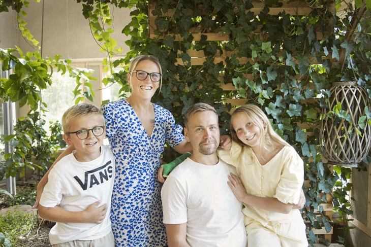 Oskar och Emma Johansson bor i naturhuset tillsammans med barnen August, 8 år och Alma, 10 år. Foto: Sara Flodin
