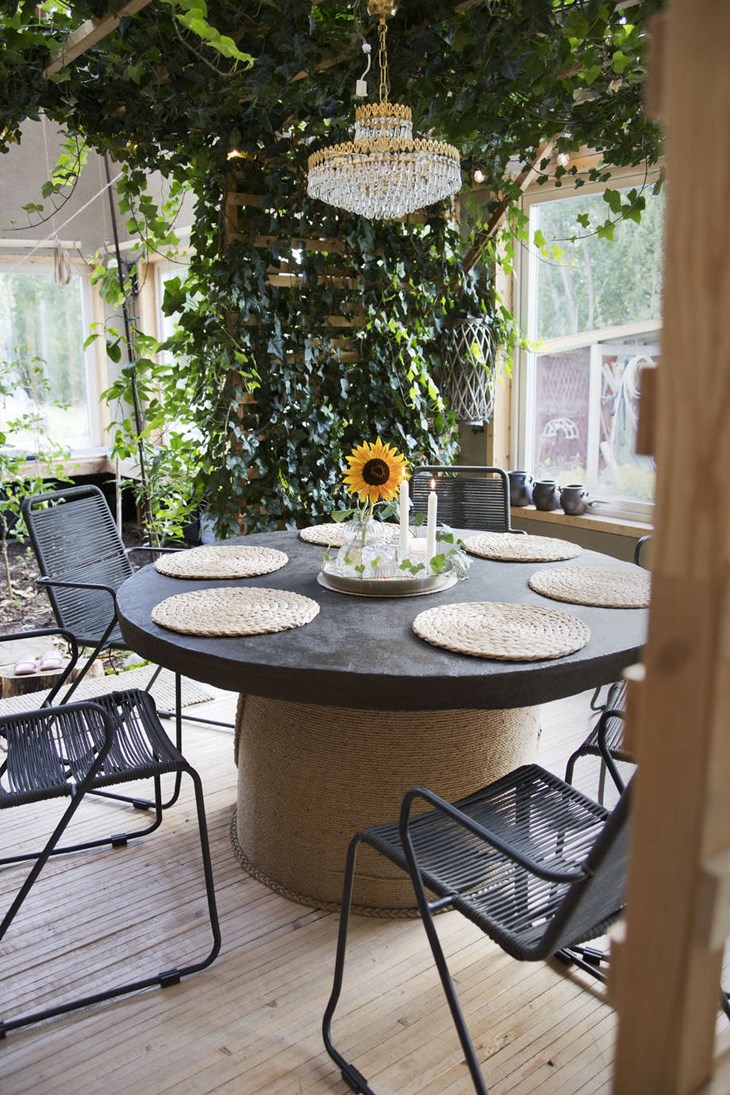 Det stora bordet i orangeriet är gjort av en kabeltrumma som de lerklinat och lindat med ett rep. Skivan är uppolerad för att den ska gå att torka av. Foto: Sara Flodin