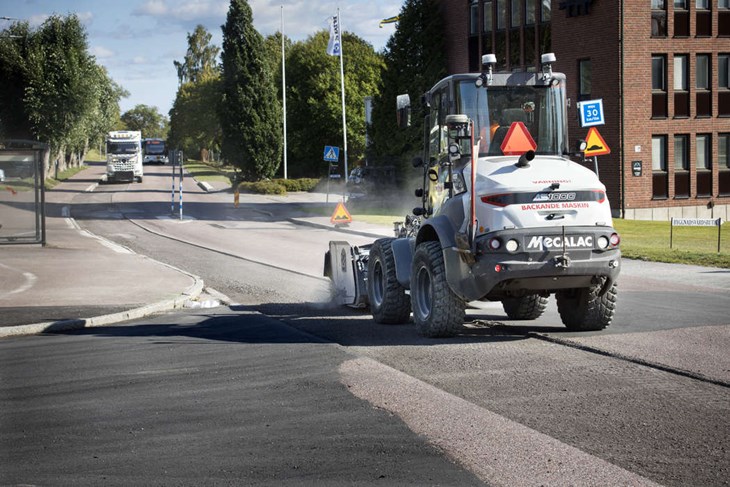 Asfaltering pågår bland annat på Nya Ågatan. Foto: Sara Flodin