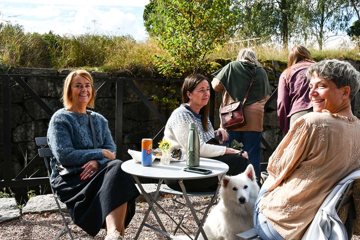 Agneta, Alexandra och Catrin lunchade på Klosters Herrgård. "Vi åt varsin tunnbrödrulle. Det är roligt att den är gjord på lokala råvaror," tyckte Agneta.