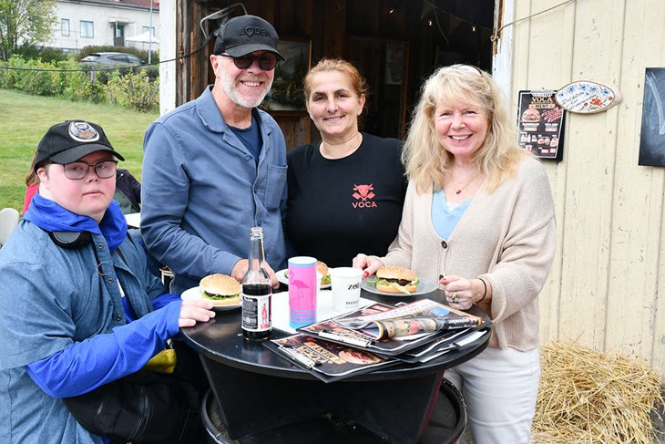 Mark, Bengt och Liz  fick sällskap av Shehide Voca på Vocas Gårdsbutik. "Det är andra gången vi är på skördefesten. Vi har fritidshus i Vikbyn och lär oss känna bygden," sa Liz.