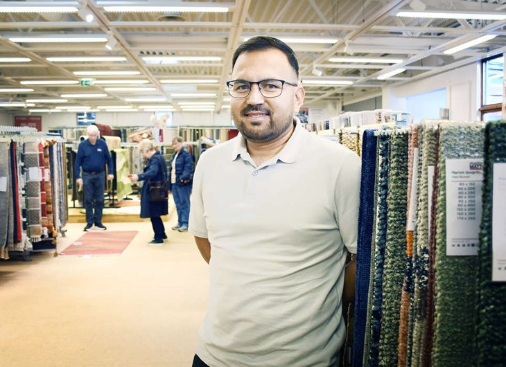 "Det är ett stort ansvar, men jag ska göra mitt bästa och jag ger inte upp", säger Ezat Rahimi som den 1 september blev ny ägare och vd för Matts Mattor. Foto: Karin Diffner