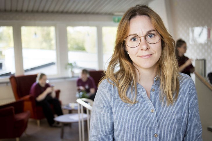 Matilda Kilström (S), nämndordförande i familje- och utbildningsnämnden i Smedjebacken tycker att det är fantastiskt att Fontänhuset äntligen öppnat. Foto: Sara Flodin