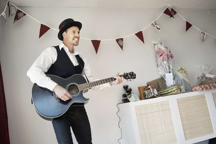 Trubaduren Mattias Bredenberg från Norrbo uppträdde under invigningen. Han har tidigare framfört ett musikalisk föredrag som heter "Hellre bipolär än populär". Foto: Sara Flodin