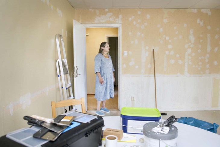 Kultur- och samhällsbyggnadsnämndens ordförande i Smedjebacken Monica Forsgren (S) tittar runt i Fontänhusets nya lokaler där det fortfarande återstår en hel del fix. Foto: Sara Flodin