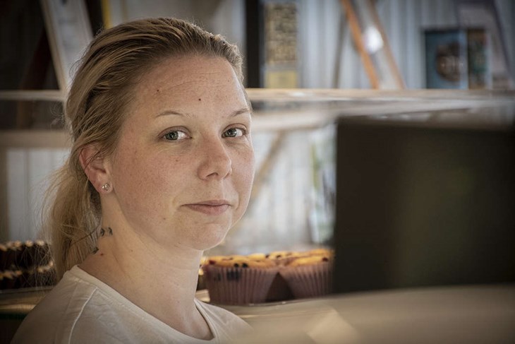 "När jag kom till jobbet tidigt en morgon så luktade det bullar. Jag undrade vem det var som bakade så tidigt innan jag insåg att lukten kom från mitt eget konditori. Så slut var jag", säger Malin. Foto: Christian Larsen