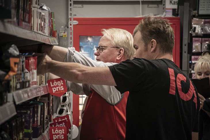 Praktiken gick igenom butikens detaljer, som att fronta varor. Foto: Christian Larsen