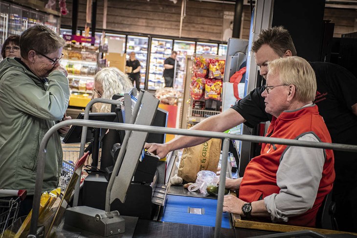 Sista delen av praktiken: att hantera kundflödet i kassan. Foto: Christian Larsen