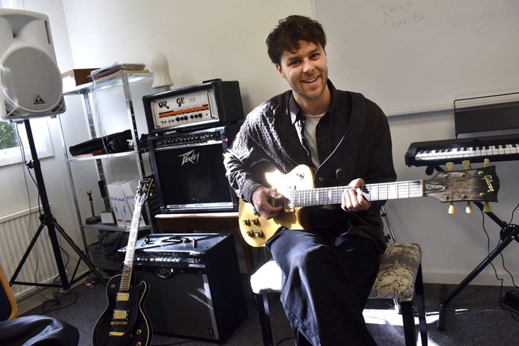Joel Burman i replokalen vid Fornsby folkhögskola. Foto: Pär Sönnert