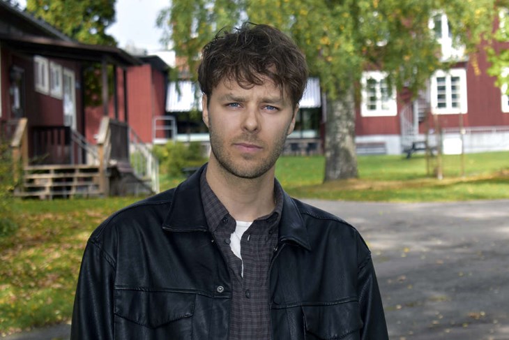 Fredagen den 2 oktober håller Joel Burman, från Kvarnsveden, releasefest på Broken Dreams i Borlänge för debutalbumet "Lever Här". Skivan innehåller tio låtar. "Tio fragment från min uppväxt i Kvarnsveden", säger han. Foto: Pär Sönnert