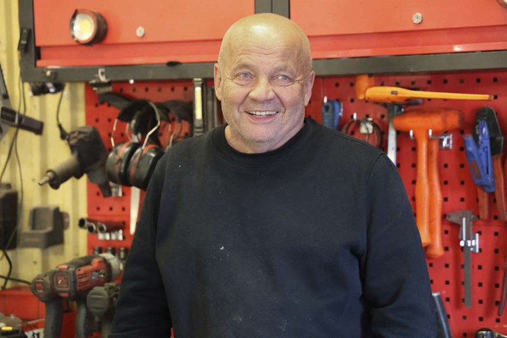 Något han kommer att sakna är det så kallade ”gubbdagiset”, det vill säga alla gubbar i olika åldrar som kommer förbi varje dag och tar en kaffe och snackar skit. Foto: Malin Westling