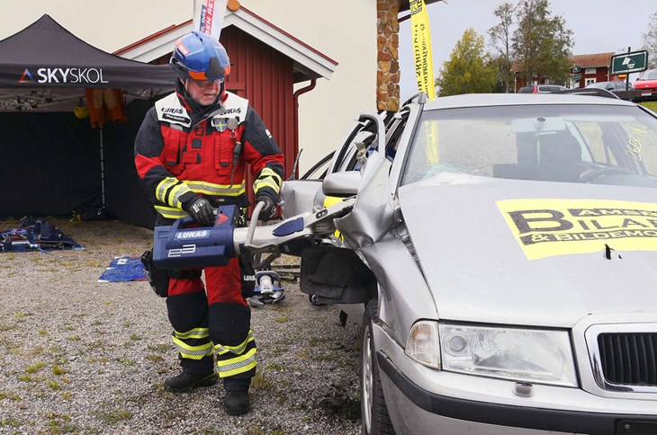 Mikael Blomfelt är en internationellt erkänd instruktör från Lukas Rescue League. Här visar han hur det går till att klippa upp plåten på en bil efter en krock i syfte att rädda passagerarna. Foto: Karin Diffner