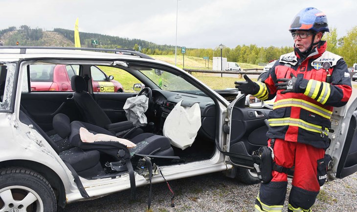 I ett stycke har Mikael Blomfelt tagit bort både bak- och framdörr på bilen. "Det viktigaste är att ta sig in så skonsamt och snabbt som möjligt för att rädda den som sitter fast", säger han. Foto: Karin Diffner