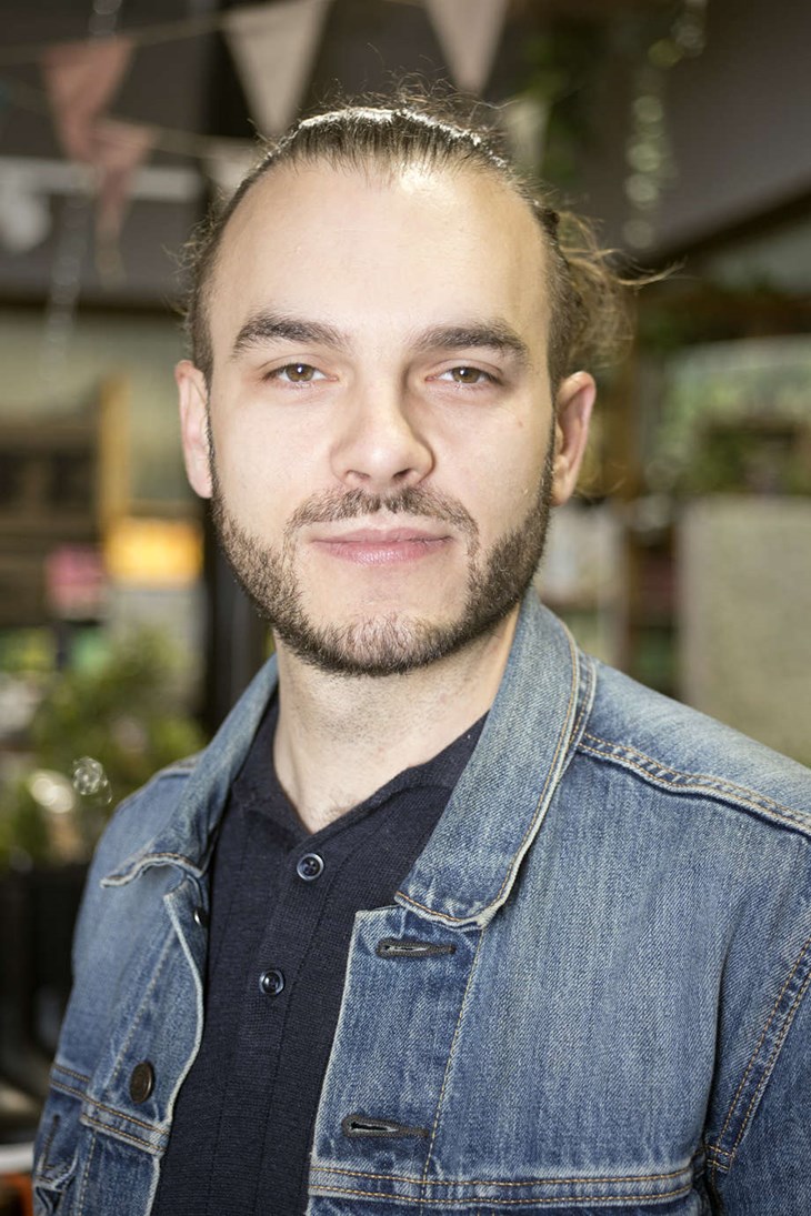 Alexander Andersson äger hälsokostbutiken och kommer agera modell för Dressmanbutiken. Foto: Sara Flodin